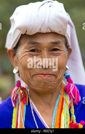 MAE KLANG LUANG, Tailandia - 18 Febbraio 2017 : un locale hilltribe Karen donna sta guardando la telecamera e sorridente nel Mae Klang Luang villaggio vicino Foto Stock