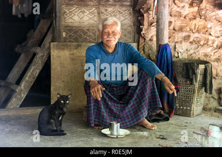 Di Hpa-an, MYANMAR - 22 gennaio 2017 : Una tribù Karen uomo anziano, 85 anni, vive da solo nella foresta di Hpa-an, Myanmar Foto Stock