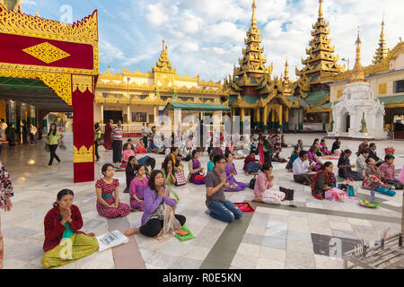 RANGOON, MYANMAR - 18 gennaio 2017 : popolo birmano seduto e pregando Buddha all'Shwedagon pagoda a Rangoon (Yangon), Myanmar Foto Stock