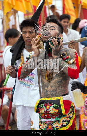 Città di Phuket, Thailandia, Ottobre 06, 2016 : devoto piercing extreme street processione durante la taoista festival vegetariano di nove imperatore dèi nel Foto Stock