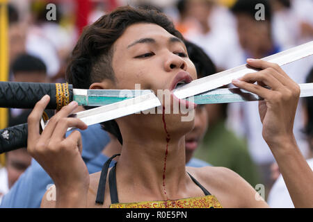 Città di Phuket, Thailandia, Ottobre 06, 2016 : devoto piercing extreme street processione durante la taoista festival vegetariano di nove imperatore dèi nel Foto Stock