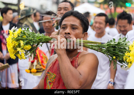 Città di Phuket, Thailandia, Ottobre 06, 2016 : devoto piercing extreme street processione durante la taoista festival vegetariano di nove imperatore dèi nel Foto Stock