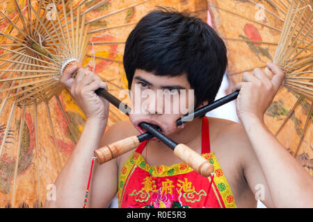 Città di Phuket, Thailandia, Ottobre 06, 2016 : devoto piercing extreme street processione durante la taoista festival vegetariano di nove imperatore dèi nel Foto Stock