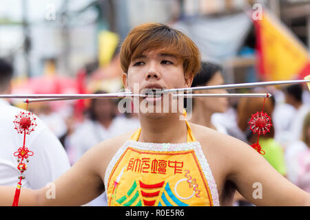 Città di Phuket, Thailandia, Ottobre 06, 2016 : devoto piercing extreme street processione durante la taoista festival vegetariano di nove imperatore dèi nel Foto Stock