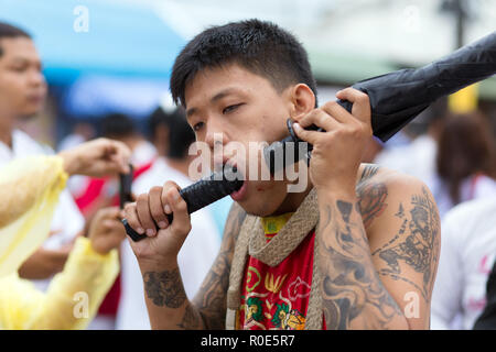 Città di Phuket, Thailandia, Ottobre 06, 2016 : devoto piercing extreme street processione durante la taoista festival vegetariano di nove imperatore dèi nel Foto Stock