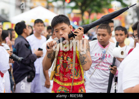 Città di Phuket, Thailandia, Ottobre 06, 2016 : devoto piercing extreme street processione durante la taoista festival vegetariano di nove imperatore dèi nel Foto Stock