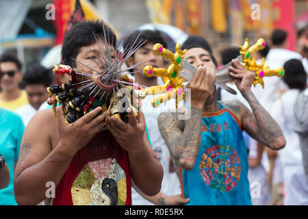 Città di Phuket, Thailandia, Ottobre 06, 2016 : devoto piercing extreme street processione durante la taoista festival vegetariano di nove imperatore dèi nel Foto Stock