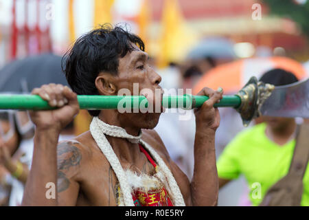 Città di Phuket, Thailandia, Ottobre 06, 2016 : devoto piercing extreme street processione durante la taoista festival vegetariano di nove imperatore dèi nel Foto Stock