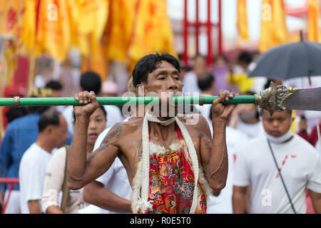 Città di Phuket, Thailandia, Ottobre 06, 2016 : devoto piercing extreme street processione durante la taoista festival vegetariano di nove imperatore dèi nel Foto Stock