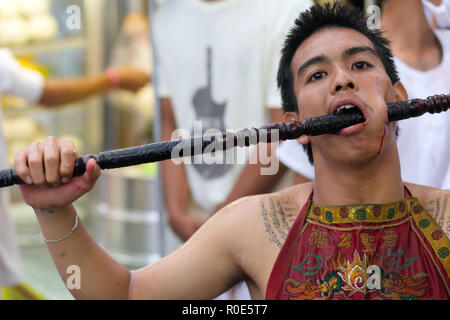 Città di Phuket, Thailandia, Ottobre 06, 2016 : devoto piercing extreme street processione durante la taoista festival vegetariano di nove imperatore dèi nel Foto Stock