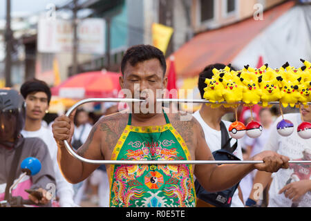 Città di Phuket, Thailandia, Ottobre 06, 2016 : devoto piercing extreme street processione durante la taoista festival vegetariano di nove imperatore dèi nel Foto Stock