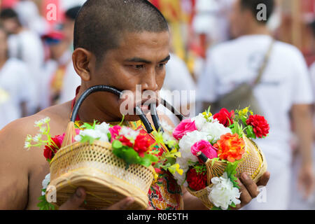 Città di Phuket, Thailandia, Ottobre 06, 2016 : devoto piercing extreme street processione durante la taoista festival vegetariano di nove imperatore dèi nel Foto Stock