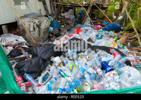 KO MOOK ISOLA, Thailandia, 07 gennaio 2016 : mucchio di soda e acqua la bottiglia di plastica, memorizzato prima di masterizzare o riciclaggio, Ko Mook isola, Thailandia Foto Stock