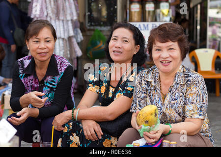 HO CHI MINH VILLE, Vietnam, 26 Febbraio 2015 : un gruppo di cordiale venditori vegetale è in posa nella strada di Chinatown di Ho Chi Minh Ville, (Saig Foto Stock