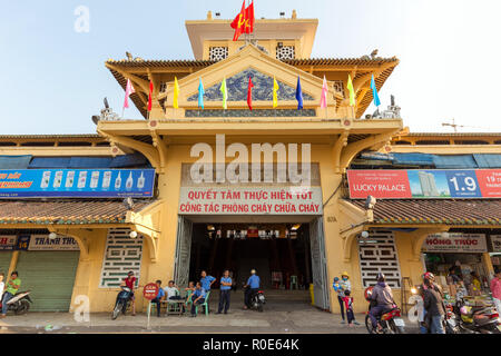 HO CHI MINH VILLE, Vietnam, 26 Febbraio 2015 : ingresso anteriore del vecchio mercato tradizionale di Cho Binh Tay nel quartiere di Chinatown di Ho Chi Minh Vil Foto Stock