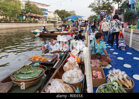 BANGKOK, Thailandia, febbraio 17, 2015: prodotti alimentari venduti al nuovo Khlong Phadung Krung Kasem mercato galleggiante che ha appena inaugurato il 12 febbraio 2015 in Foto Stock