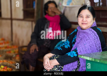 MANDALAY,MYANMAR,17 Gennaio 2015 : Ritratto di una donna vendere verdure nella via centrale di mercato Zegyo, a Mandalay, Myanmar (Birmania). Foto Stock