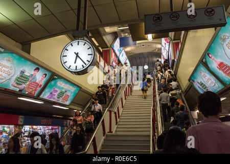 BANGKOK, Thailandia, 14 gennaio 2015 : i passeggeri all'interno del corridoio in Bangkok Mass Transit System (BTS) skytrain in Thailandia Foto Stock