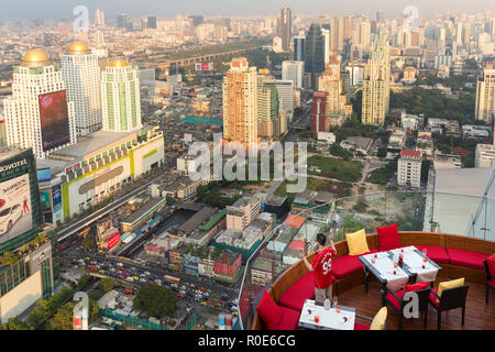 BANGKOK, Thailandia, 14 gennaio 2015: Ristorante tavolo con ampia vista sul paesaggio urbano di cielo rosso del tetto del Centara hotel in Bangkok, Tailandia Foto Stock