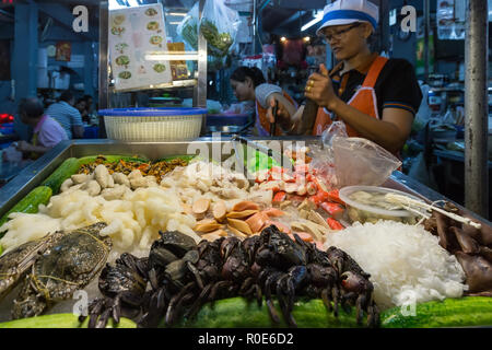 BANGKOK, Thailandia, 13 gennaio 2015 : vista sul chiosco di un ristorante di pesce in strada (SOI) 38 in Thong Lor district, Bangkok, Thailandia Foto Stock