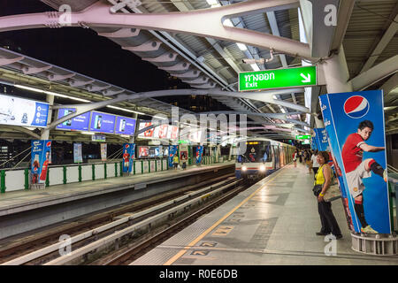 BANGKOK, Thailandia, 12 gennaio 2015: i passeggeri in attesa di Bangkok di transito di massa di sistema (BTS) pubbliche skytrain presso il tanga Lor stazione , a Bangkok, Foto Stock