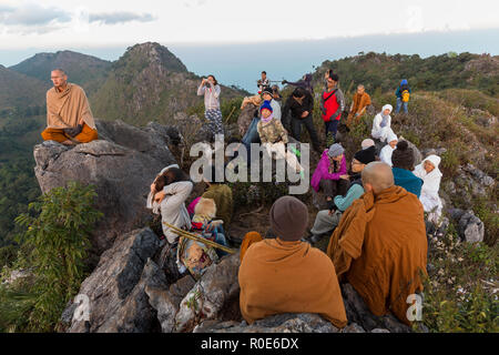 CHIANG DAO, Thailandia, 05 gennaio 2015: gruppo di persone Buddisti e Monaci trekking in cima alla Chiang Dao di montaggio per il nuovo anno nella meditazione Foto Stock