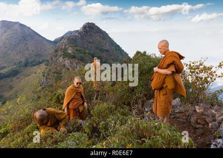 CHIANG DAO, Thailandia, 05 gennaio 2015: un gruppo di monaci buddisti è in piedi in cima alle Chiang Dao mount al tramonto per il nuovo anno in Thailandia. Foto Stock