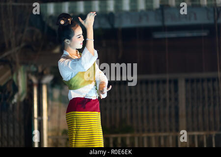 CHIANG MAI, Thailandia, 04 gennaio 2015: Una donna sta eseguendo un tailandese tradizionale danza in un palcoscenico all'aperto durante la notte del sabato street market in Foto Stock