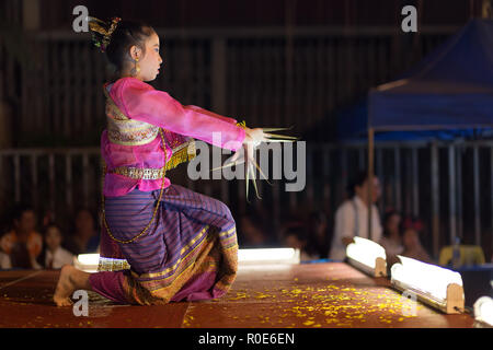 CHIANG MAI, Thailandia, 04 gennaio 2015: Una donna sta eseguendo un tailandese tradizionale danza in un palcoscenico all'aperto durante la notte del sabato street market in Foto Stock