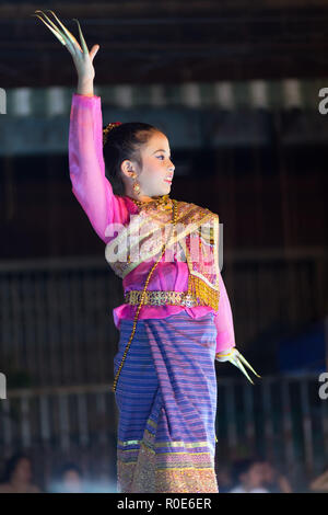 CHIANG MAI, Thailandia, 04 gennaio 2015: Una donna sta eseguendo un tailandese tradizionale danza in un palcoscenico all'aperto durante la notte del sabato street market in Foto Stock