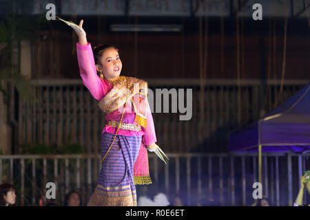 CHIANG MAI, Thailandia, 04 gennaio 2015 : Una donna sta eseguendo un tailandese tradizionale danza in un palcoscenico all'aperto durante la notte del sabato street market in Foto Stock