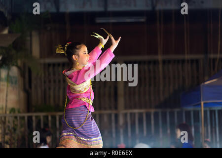 CHIANG MAI, Thailandia, 04 gennaio 2015 : Una ragazza sta eseguendo un tailandese tradizionale danza in un palcoscenico all'aperto durante la notte del sabato street market in Foto Stock