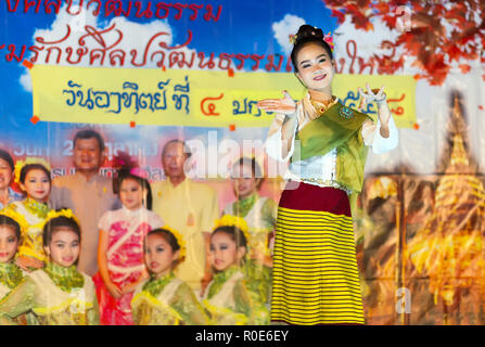 CHIANG MAI, Thailandia, 04 gennaio 2015 : Una ragazza sta eseguendo un tailandese tradizionale danza in un palcoscenico all'aperto durante la notte del sabato street market in Foto Stock