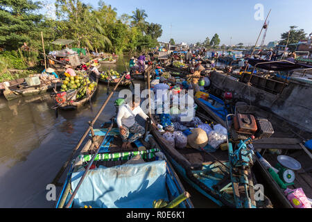 CAN THO, Vietnam, dicembre 12, 2014:attività quotidiana al Phong Dien mercato galleggiante sul fiume Mekong a Can Tho city, Vietnam. Foto Stock