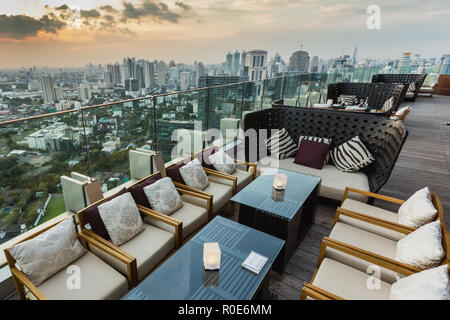 BANGKOK, Thailandia - Nov 29, 2013: vista dalla sommità della barra d'ottava a Bangkok, in Thailandia. L'ottava barra è situato in Thong Lor quartiere vicino sukhu Foto Stock