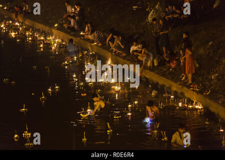 CHIANGMAI THAILANDIA novembre 28 : il popolo Thai rilasciando offerte flottante in Loy Krathong e Yi Peng Festival il 28 novembre 2012, Chiangmai Thail Foto Stock