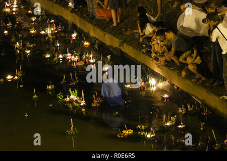 CHIANGMAI THAILANDIA novembre 28 : il popolo Thai rilasciando offerte flottante in Loy Krathong e Yi Peng Festival il 28 novembre 2012, Chiangmai Thail Foto Stock