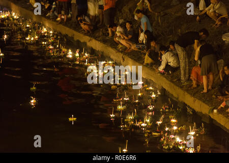 CHIANGMAI THAILANDIA novembre 28 : il popolo Thai rilasciando offerte flottante in Loy Krathong e Yi Peng Festival il 28 novembre 2012, Chiangmai Thail Foto Stock