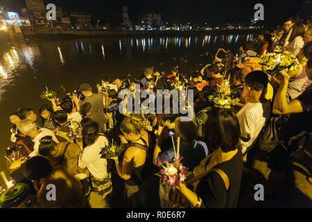 CHIANGMAI THAILANDIA novembre 28 : il popolo Thai rilasciando offerte flottante in Loy Krathong e Yi Peng Festival il 28 novembre 2012, Chiangmai Thail Foto Stock