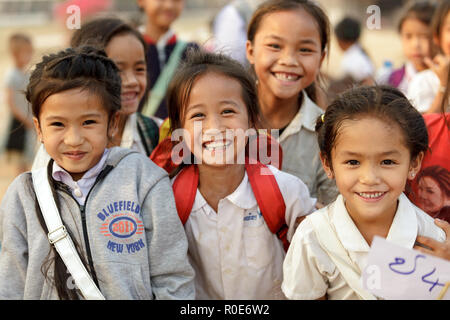 SAYABURI, Laos, 16 febbraio : Ritratto di un laotiani bambina durante il festival di elefante in Sayaburi, Laos, il 16 febbraio 2012 Foto Stock