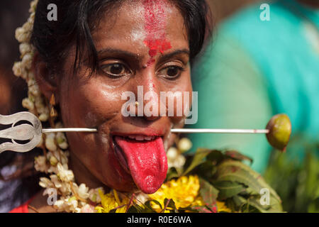 Grotte Batu, MALAYSIA, febbraio 07, 2012: Donna devoto indù con linguetta forata durante Thaipusam annuale festa religiosa nelle Grotte Batu, vicino a Kuala Foto Stock