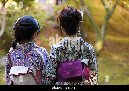 KYOTO,Giappone, 16 novembre : Due donne giapponesi stanno godendo i colori dell'autunno in un giardino del tempio, indossando il tradizionale Geisha vestiti in Kyoto, Giappone, su Foto Stock