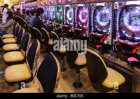 Di KYOTO, Giappone, 15 novembre 2011: alcuni clienti sono il gioco d'azzardo in una sala di Pachinko, tradizionale gioco giapponese a Kyoto, Giappone Foto Stock