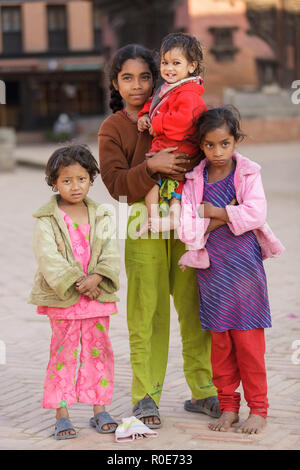 BHAKTAPUR, Nepal, Novembre 24, 2010: un gruppo di nepalesi per bambine in posa nella principale piazza Bhaktapur Foto Stock