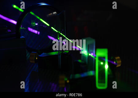 Esperimento di laser nel laboratorio di fotonica. Foto Stock