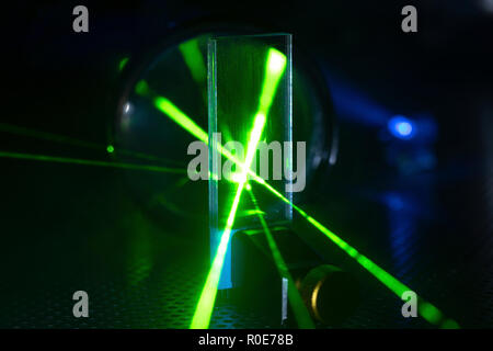 Esperimento di laser nel laboratorio di fotonica. Foto Stock