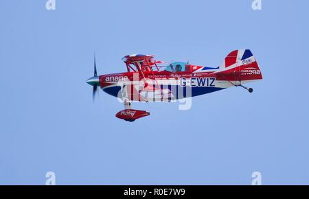 Ricca Goodwin esegue alta energia manovre acrobatiche nella sua Super Pitts S2S (G-EWIZ) biplano muscolare al 2018 Bournemouth Air Festival Foto Stock