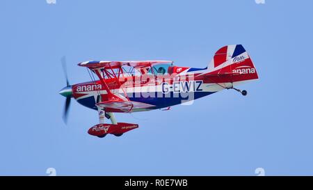 Ricca Goodwin esegue alta energia manovre acrobatiche nella sua Super Pitts S2S (G-EWIZ) biplano muscolare al 2018 Bournemouth Air Festival Foto Stock