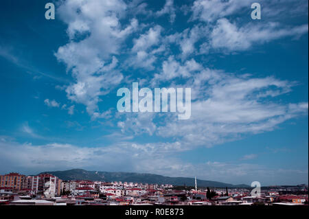 Tipo Altocumulus cielo nuvoloso. Foto Stock