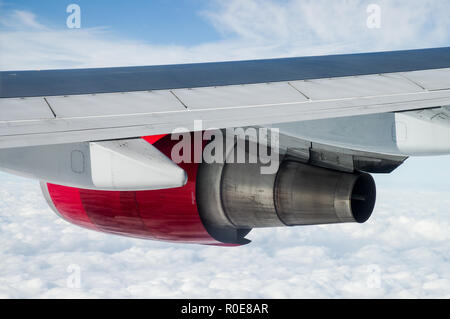 Il motore di un Virgin Atlantic Boeing 7474 inflight Foto Stock